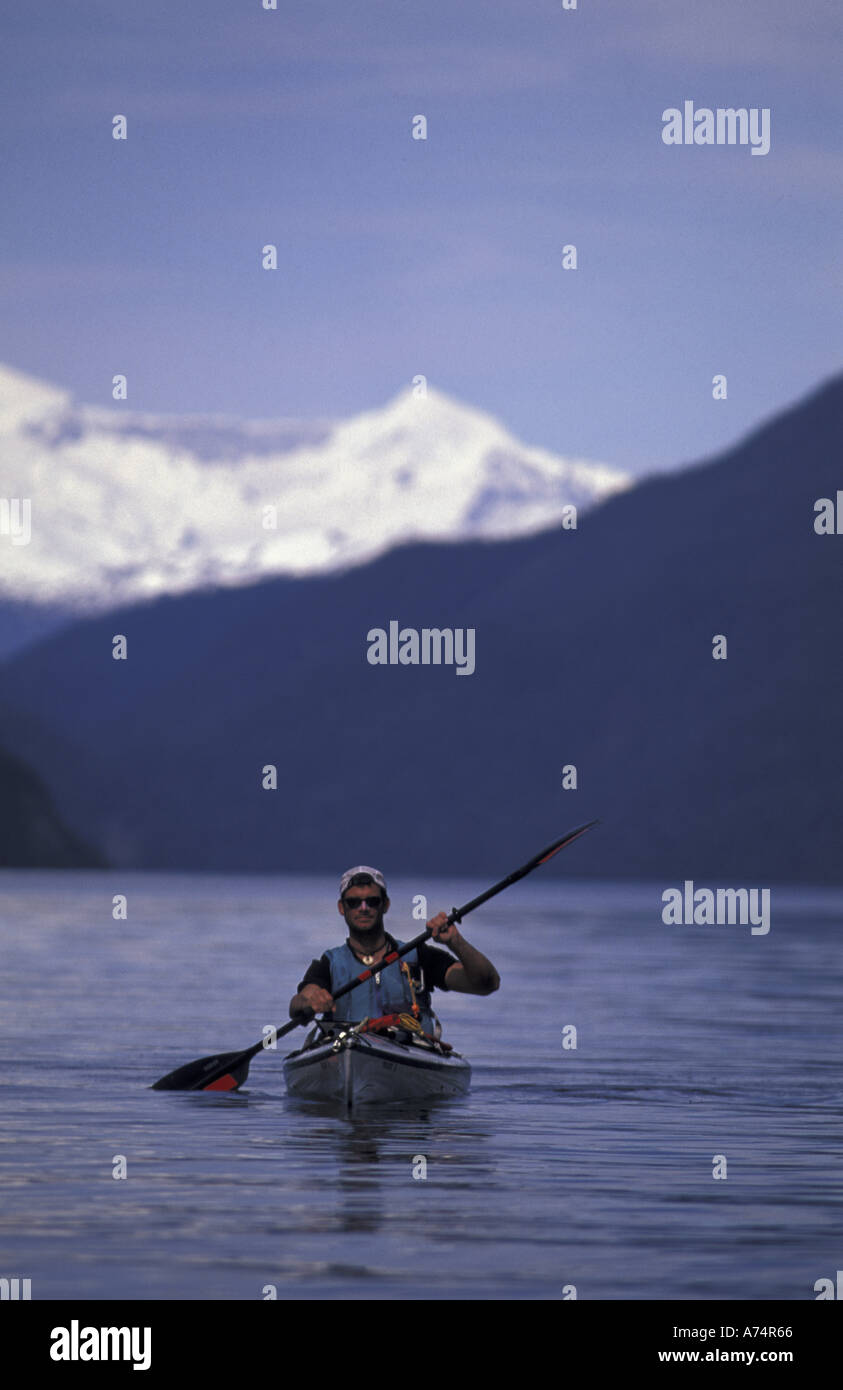 SA, Cile. Hans Trupp seakayaking in Archipielagos de los Chonos (MR) Foto Stock