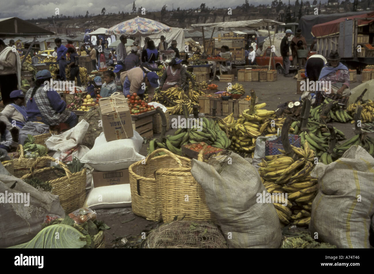 SA, Ecuador, Otavalo, Cotopaxi. Mercato di Saquisili. Chibueleos nativi nel marketplace Foto Stock