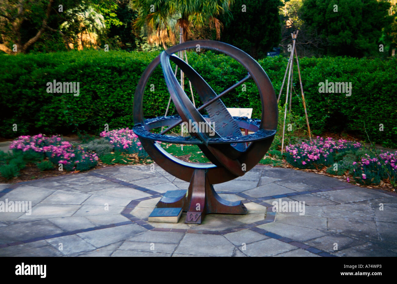 Sydney New South Wales Australia Royal Botanical Gardens Armillary Sphere Sundial nel Giardino delle Erbe Foto Stock