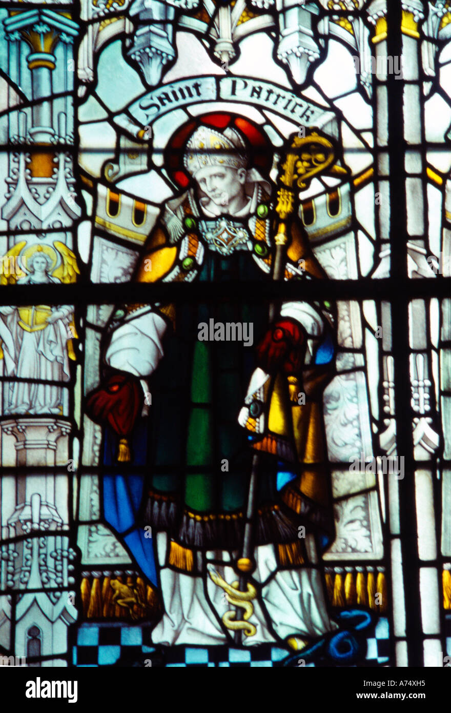 St Patrick Vetrata nella Cattedrale di Salisbury Salisbury Wiltshire, Inghilterra Foto Stock