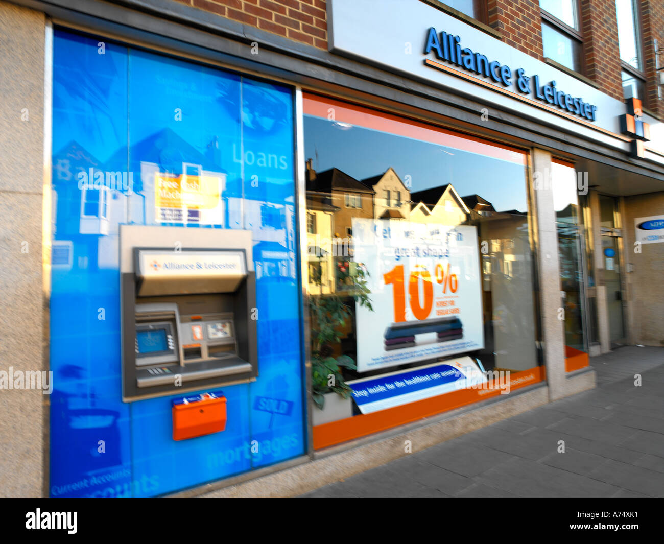 Alliance e Leicester Bank che mostra i punti di contanti in Salisbury Wiltshire, Inghilterra Foto Stock