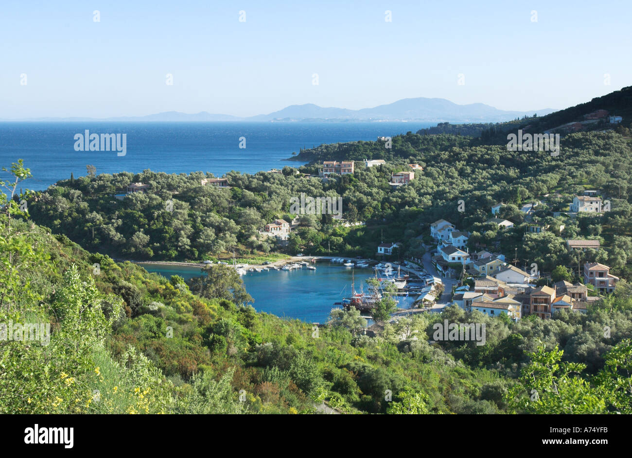 Corfu Aghios Stefanos vista dalla strada verso il basso Foto Stock