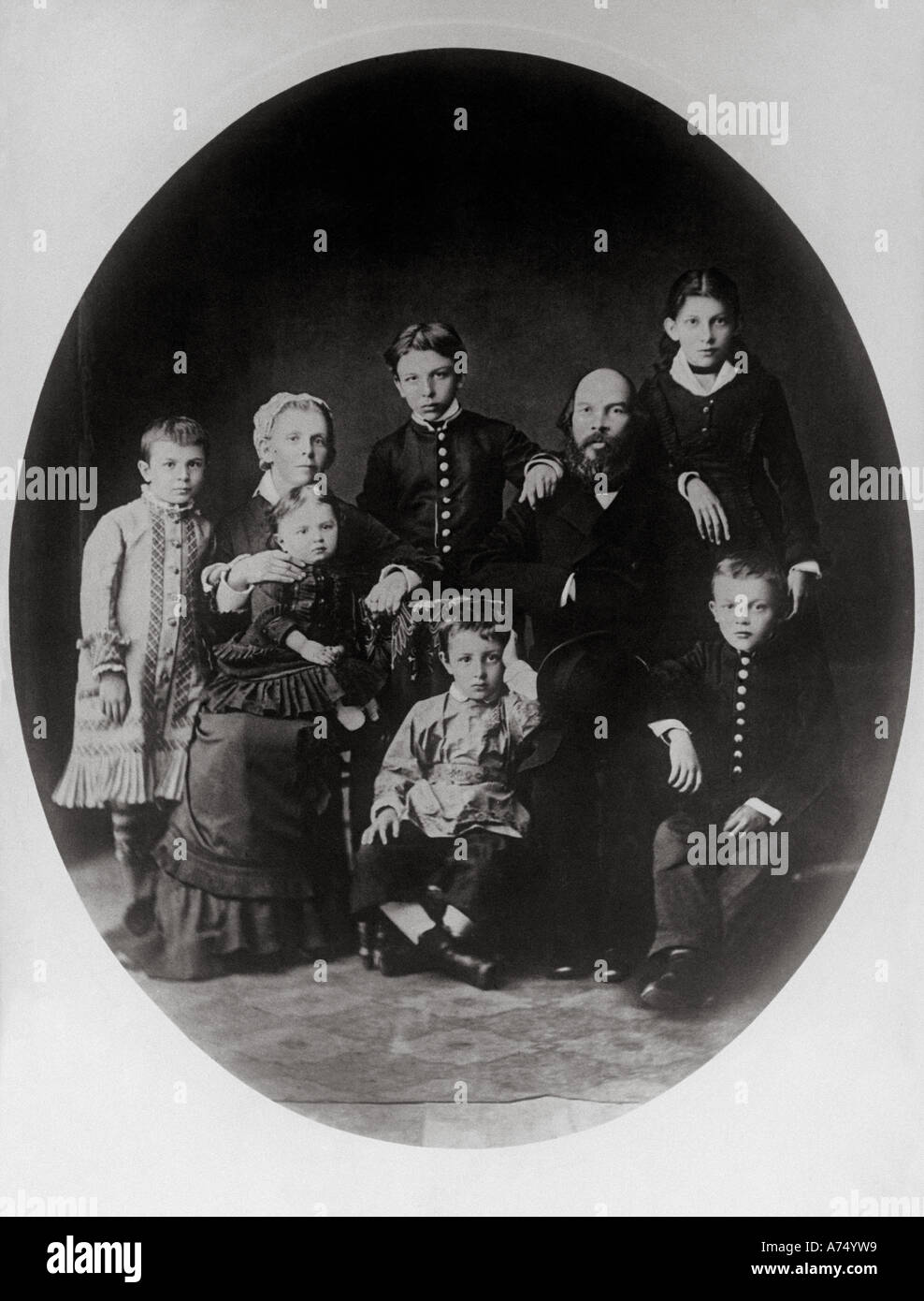 V I LENIN la famiglia Ulyanov nel 1879 con Lenin seduto davanti a destra Foto Stock