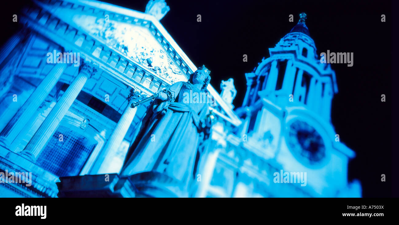 Davanti alla Cattedrale di St Paul Croce trasformati colpo di Londra di notte Foto Stock