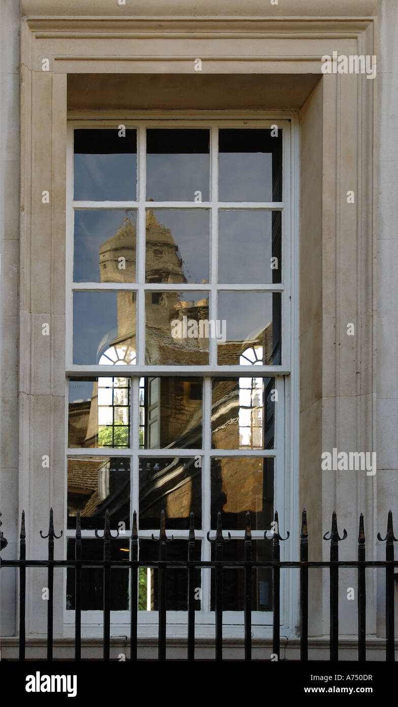 Riflessioni in una finestra del senato, Università di Cambridge, Inghilterra Foto Stock