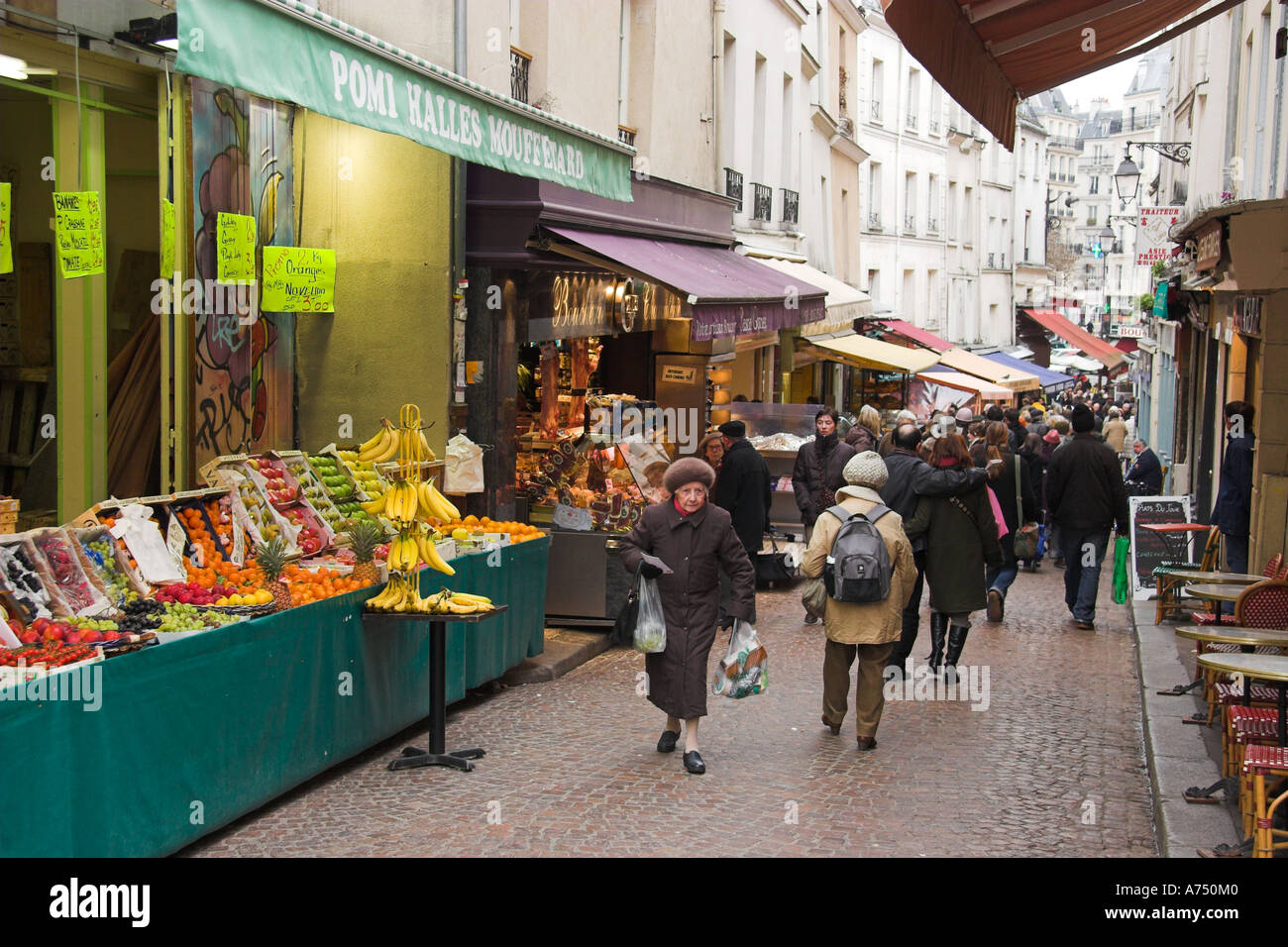 La frutta e la verdura in stallo Marché Mouffetard su Rue Mouffetard Parigi Francia Foto Stock