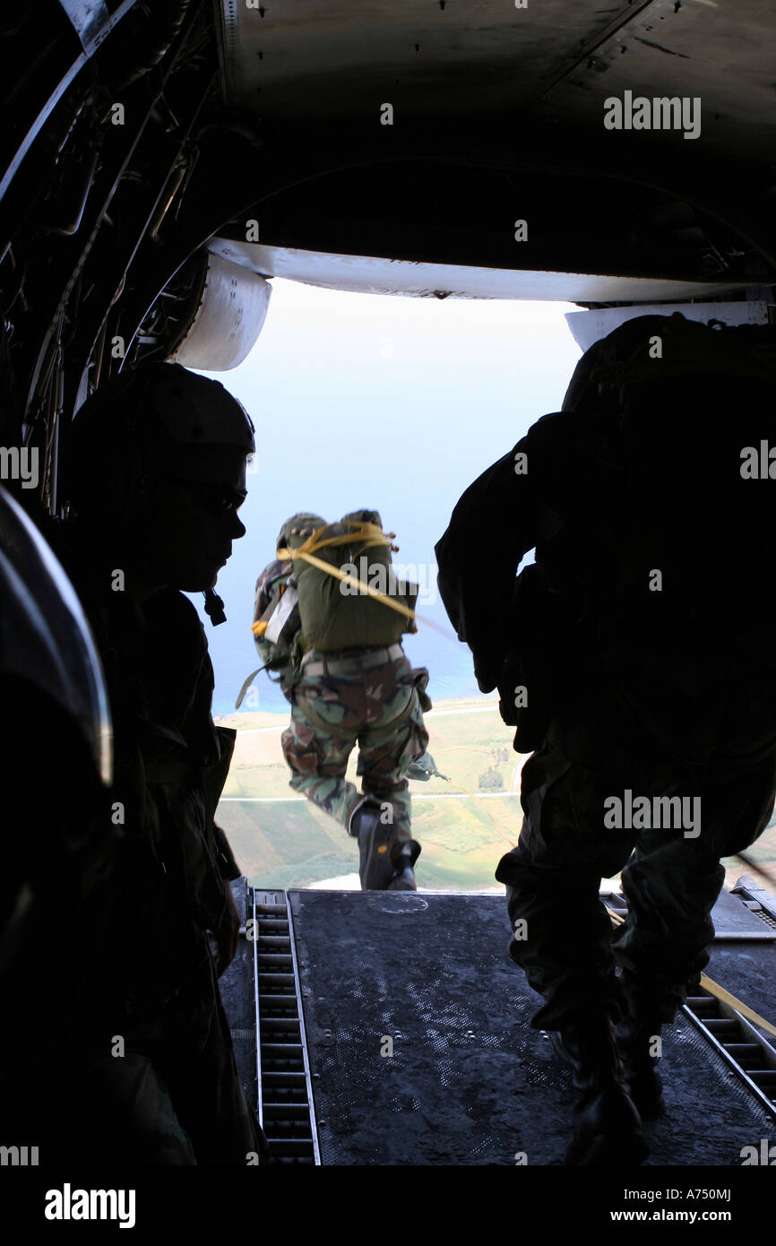 Un soldato esegue una static-line saltare da un CH-46E Sea Knight medie elicottero. Foto Stock