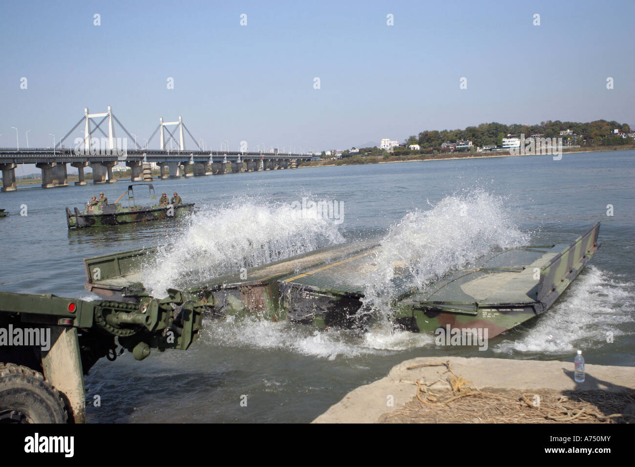 Un alloggiamento interno blumi aprire dopo essere stato lanciato da una logistica sistema veicolo sul Fiume Han novembre 1. Foto Stock