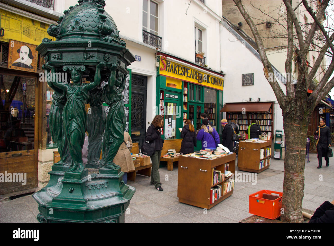 Wallace Fontanella risalente al 1840 nella parte anteriore della libreria Shakespeare and Company Parigi Francia Foto Stock