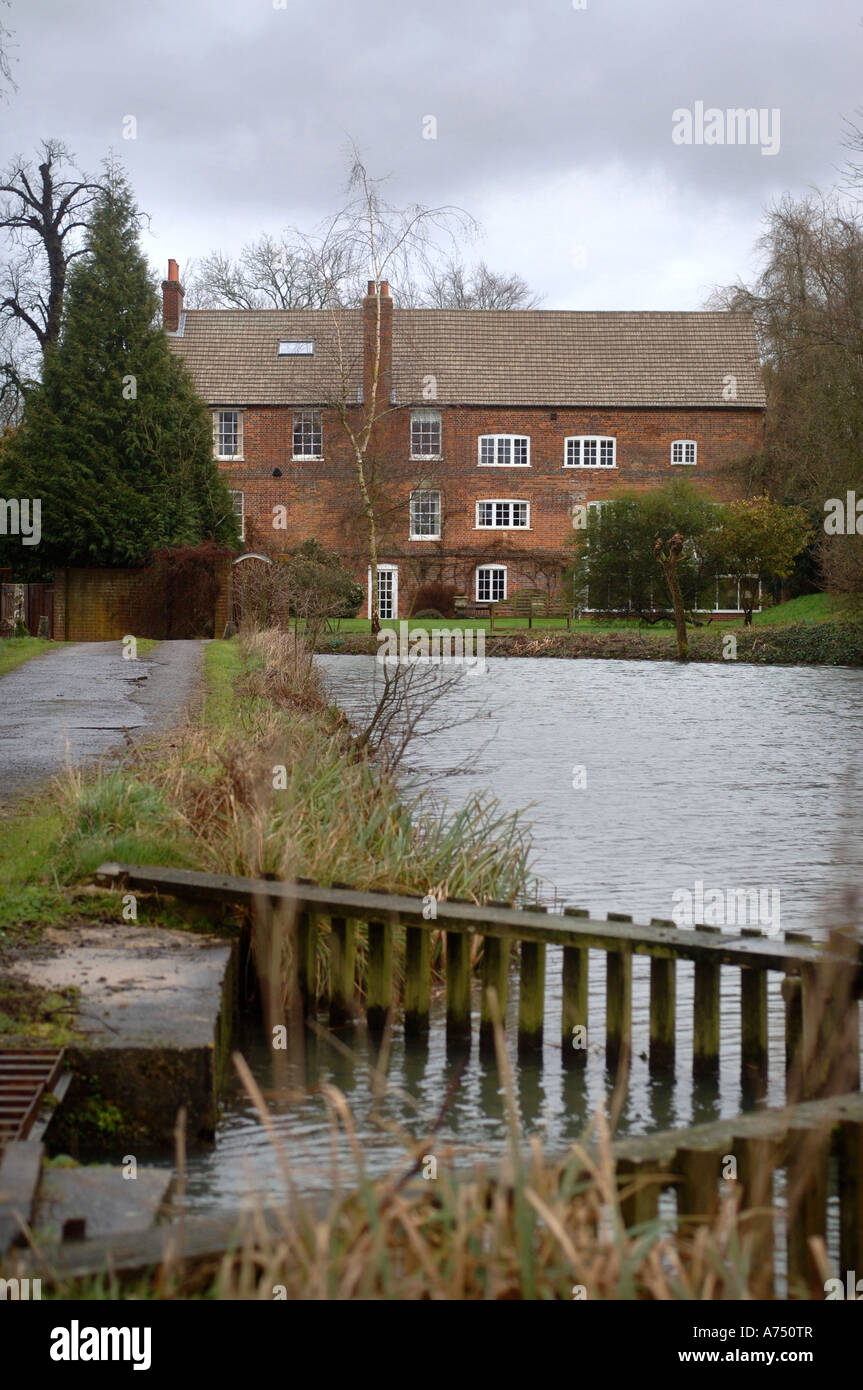 Un mulino convertito sul Kennet and Avon Canal vicino a Hungerford Regno Unito Foto Stock