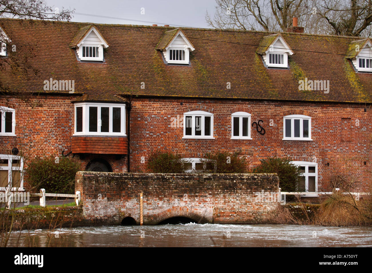 Fiume alti livelli sul fiume KENNET A DENFORD inferiore vicino a Hungerford Regno Unito Foto Stock