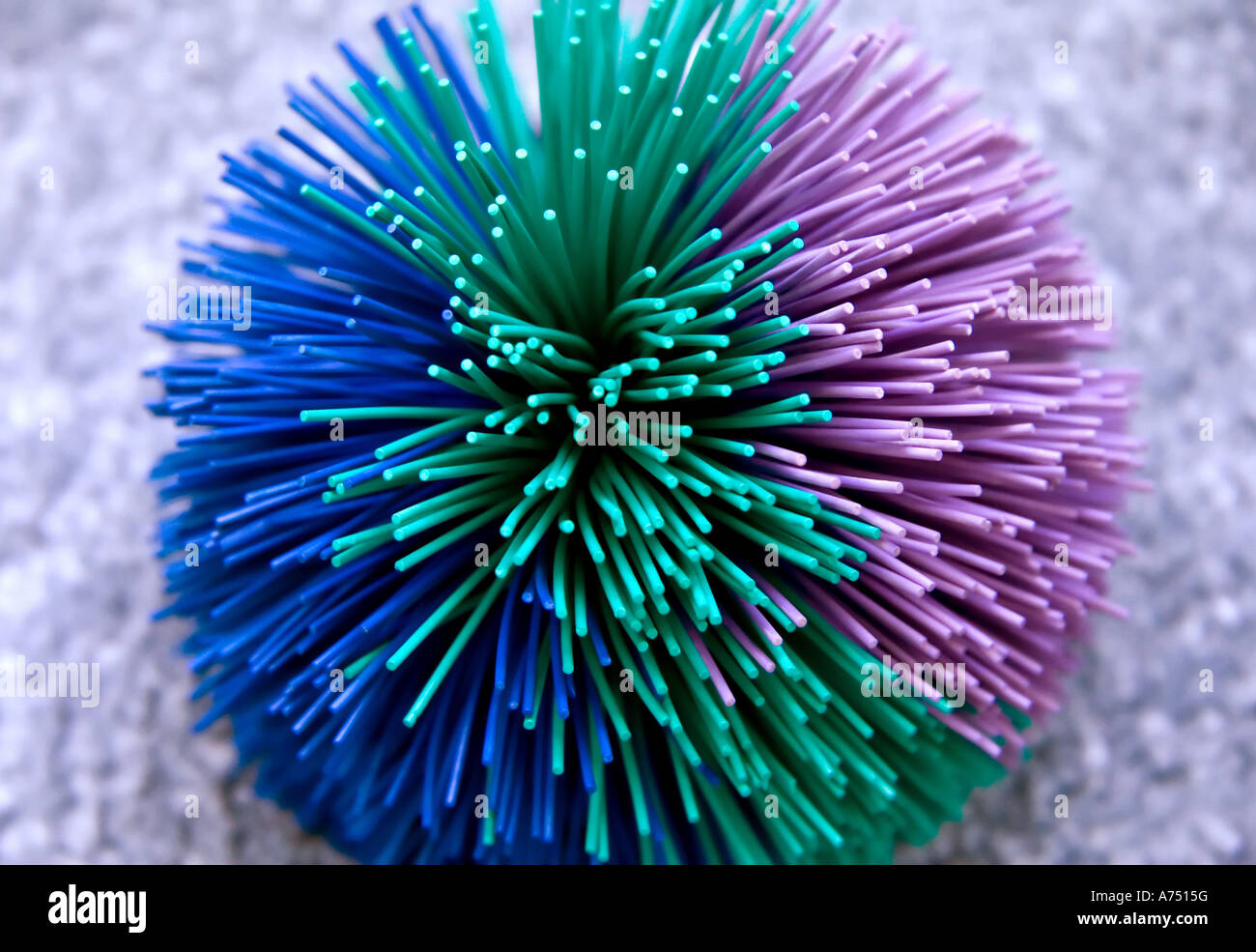 Una vista ravvicinata di un "pallina koosh' giocattolo a sfera. La colorata e dita gommoso sono divertenti per tenere, schiacciare e mescolare. Foto Stock