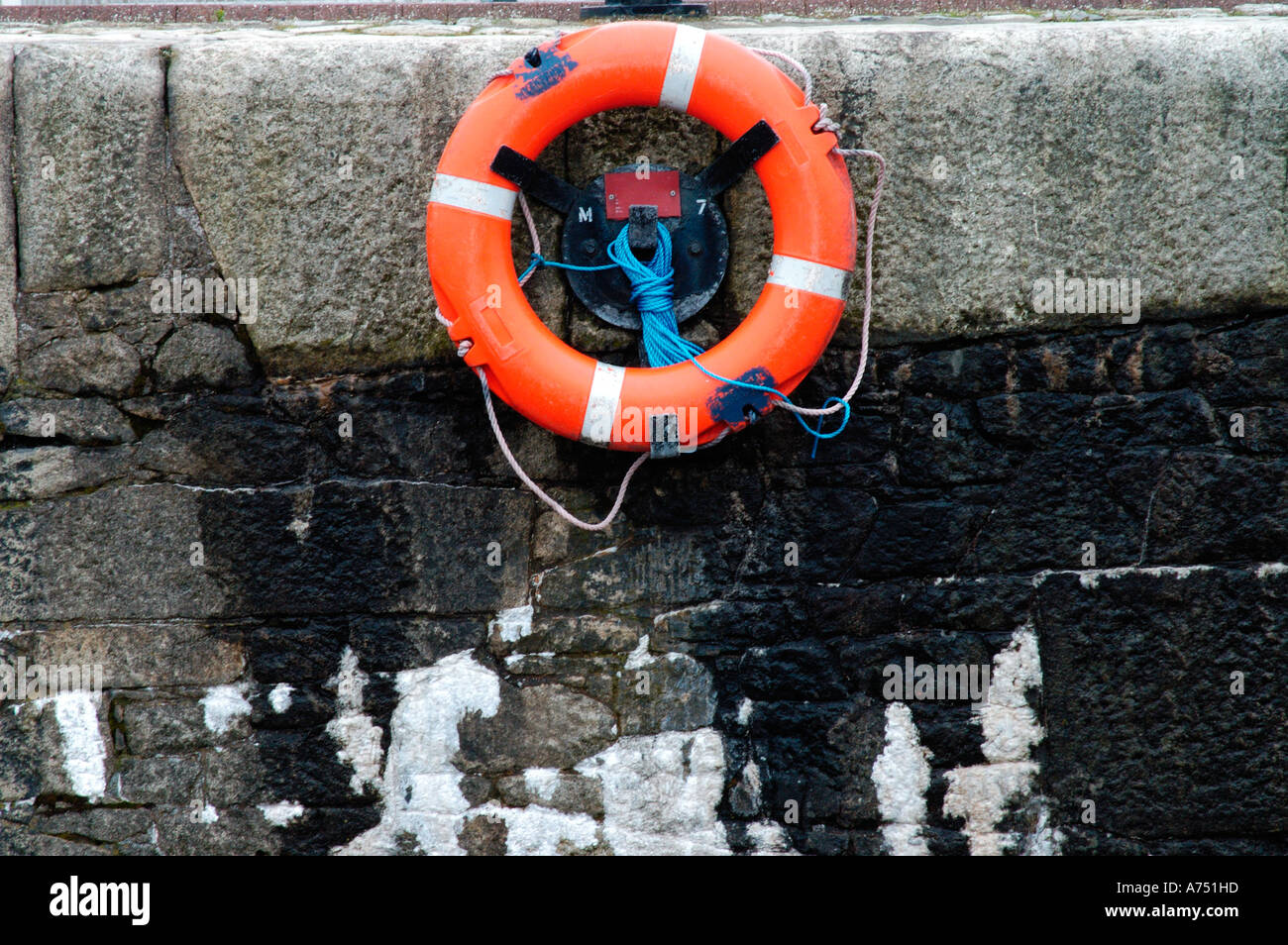 Orange salvagente sulla parete del dock Foto Stock