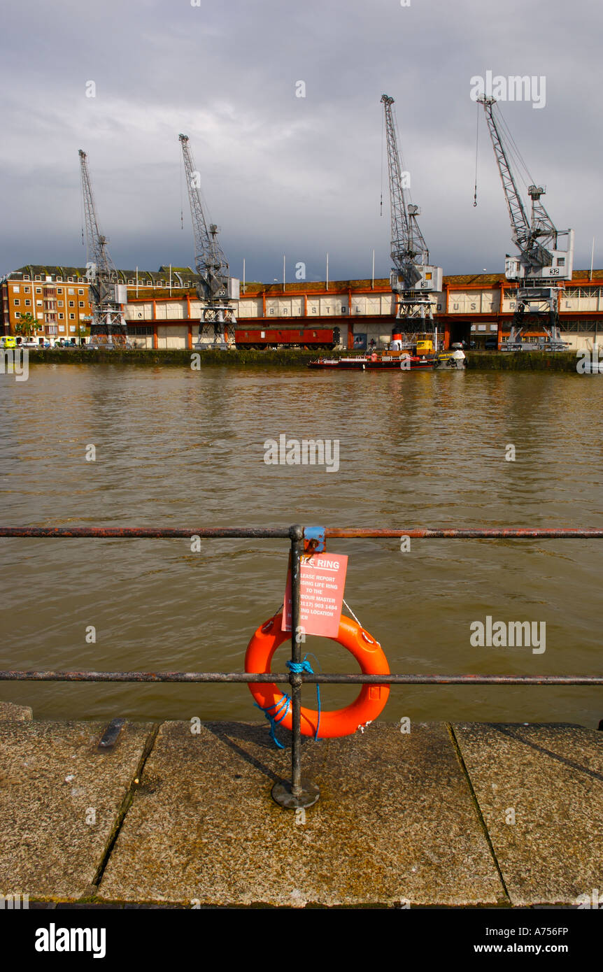 Anello di vita con vecchio dock, gru a distanza il porto di Bristol Bristol England Regno Unito Foto Stock