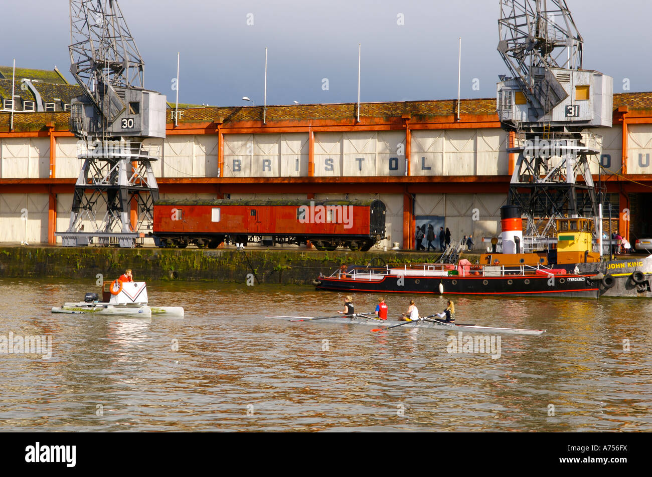 Vogatore s di fronte al vecchio dock gru il porto di Bristol Bristol England Regno Unito Foto Stock