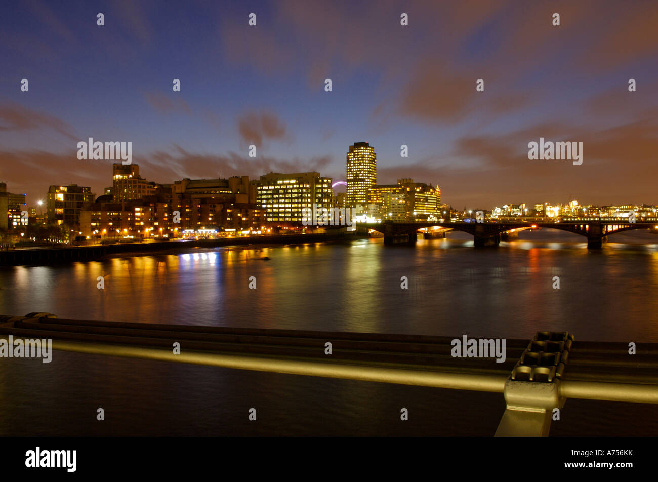 Tramonto sulla South Bank dal Millennium Bridge Tamigi Londra Inghilterra REGNO UNITO Foto Stock