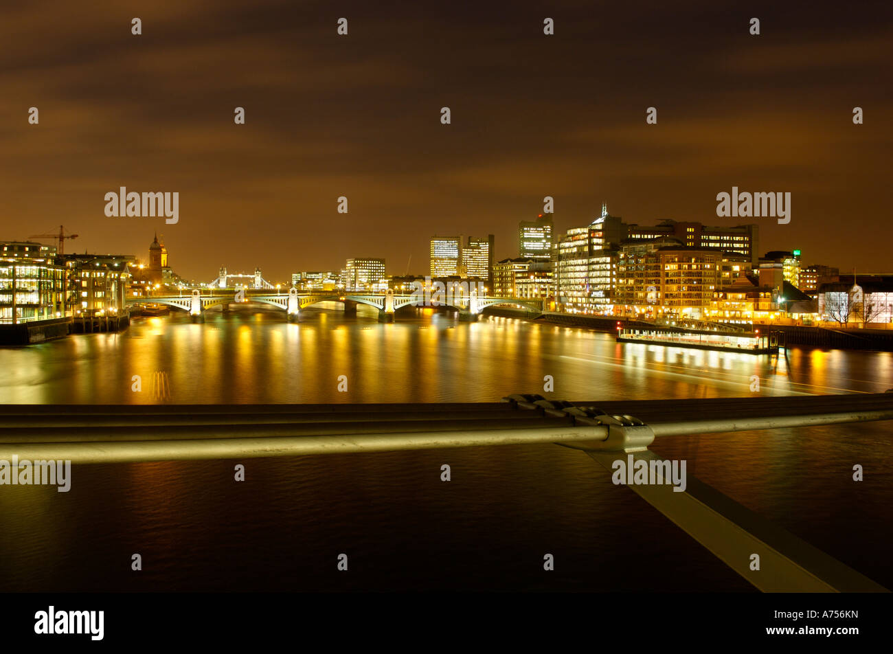 Tramonto sulla South Bank dal Millennium Bridge Tamigi Londra Inghilterra REGNO UNITO Foto Stock