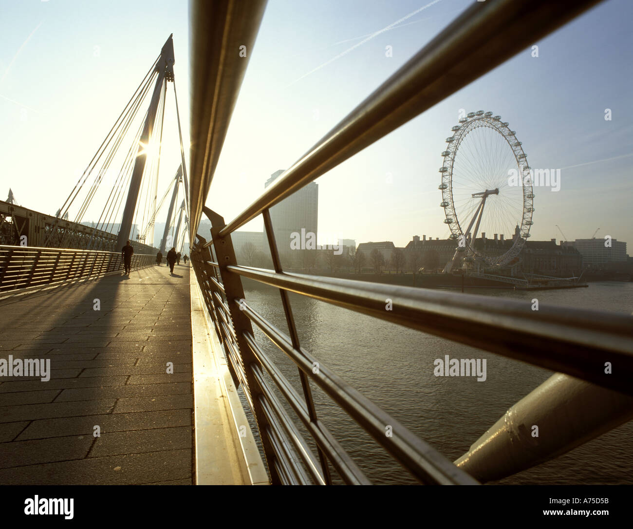 Regno Unito Londra Hungerford Bridge British Airways London Eye Foto Stock