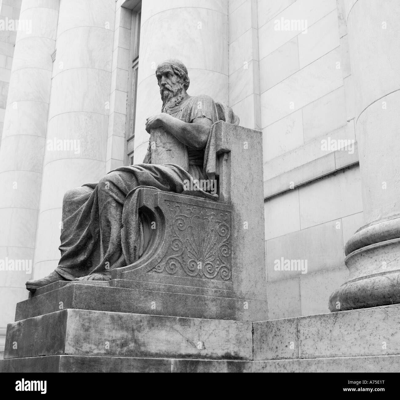 Un classico greco o di stile romano statua che si trova nella parte anteriore del New Haven CT biblioteca pubblica. Stati Uniti d'America Foto Stock