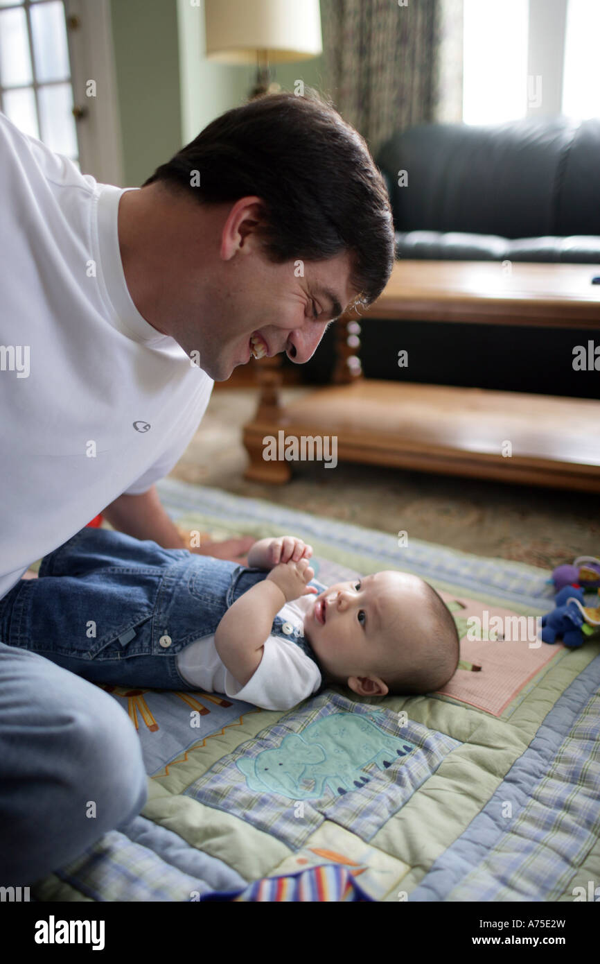Padre gioca con il suo figlio di 1 anni, Asian American Boy Foto Stock