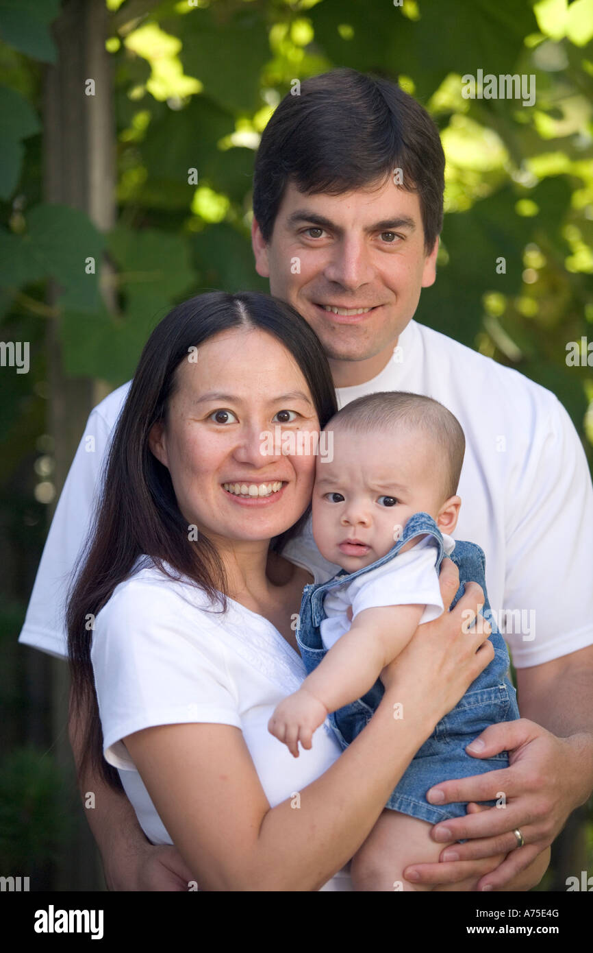 Un padre moglie e bambino piccolo americano asiatico multi-razziale famiglia Foto Stock