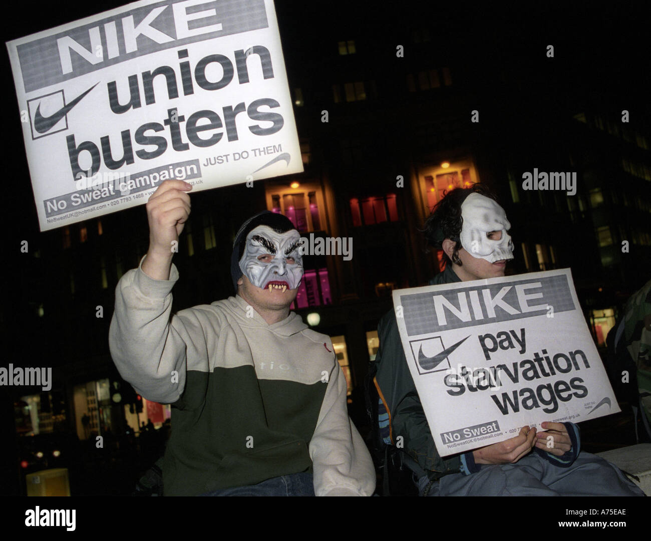 Dimostrazione contro Nike e il criterio di utilizzare manodopera a basso  costo la schiavitù. 2003 Foto stock - Alamy