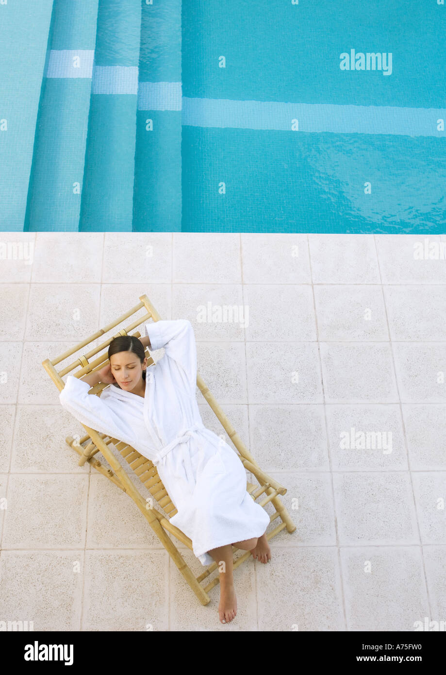 Donna di oziare nella poltrona da piscina, ad alto angolo di visione Foto Stock