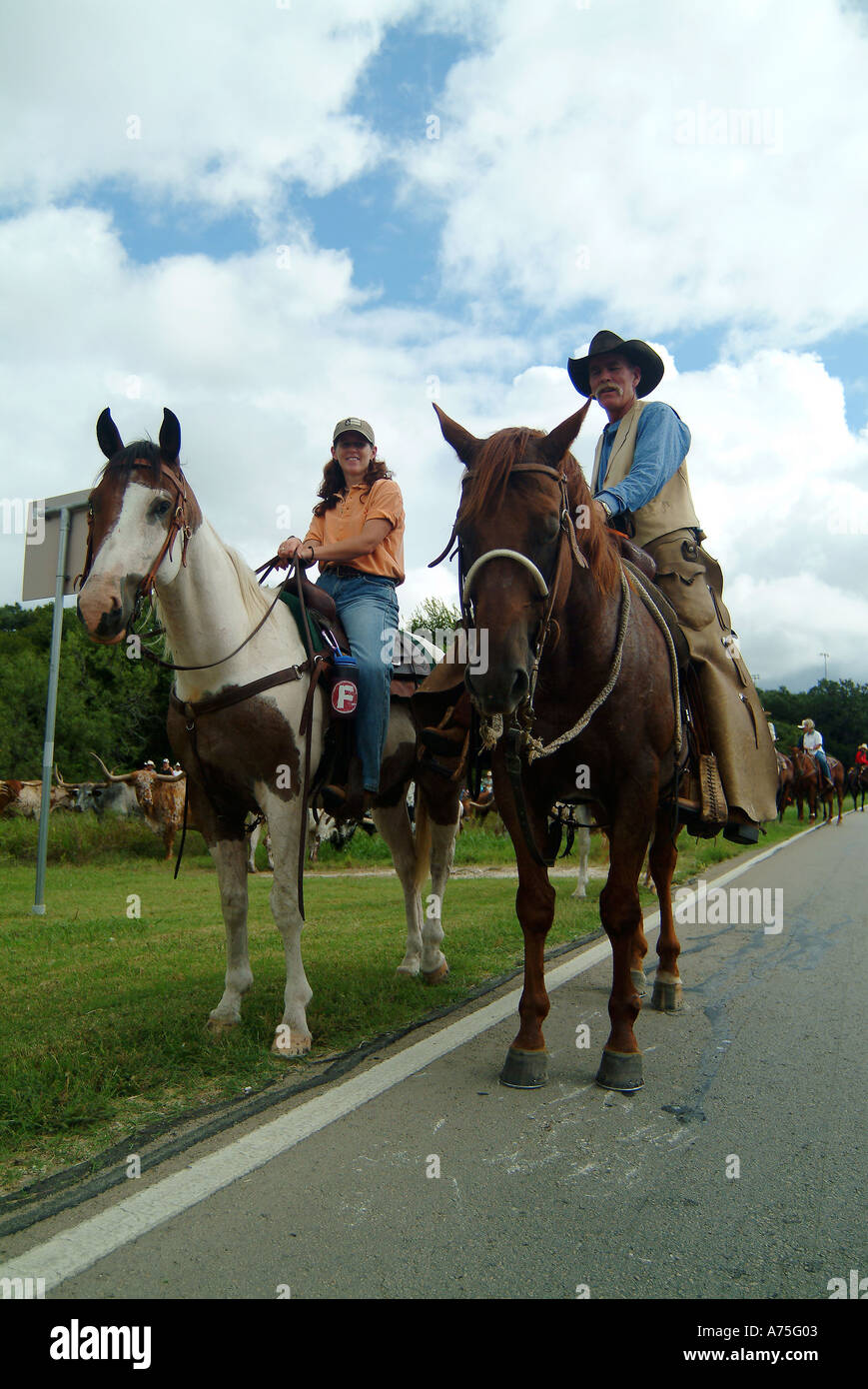 Un paio di cowboy a cavallo in Bandera Texas Foto Stock