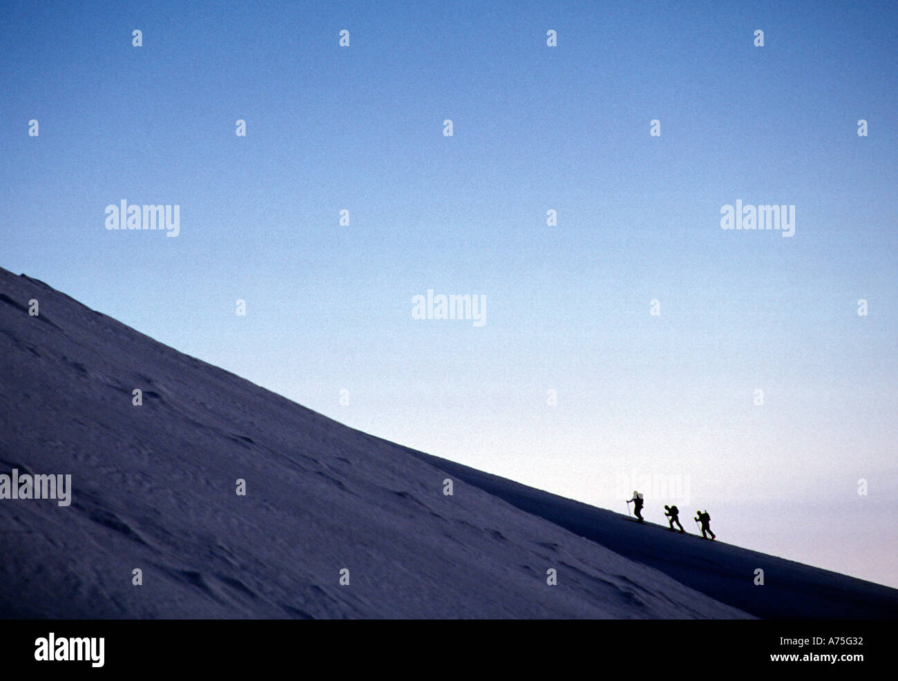 Sci alpinismo nelle prime ore del mattino nelle Alpi francesi Foto Stock