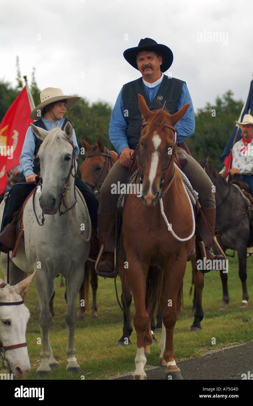 Una famiglia di cowboy a cavallo in Bandera Texas Foto Stock
