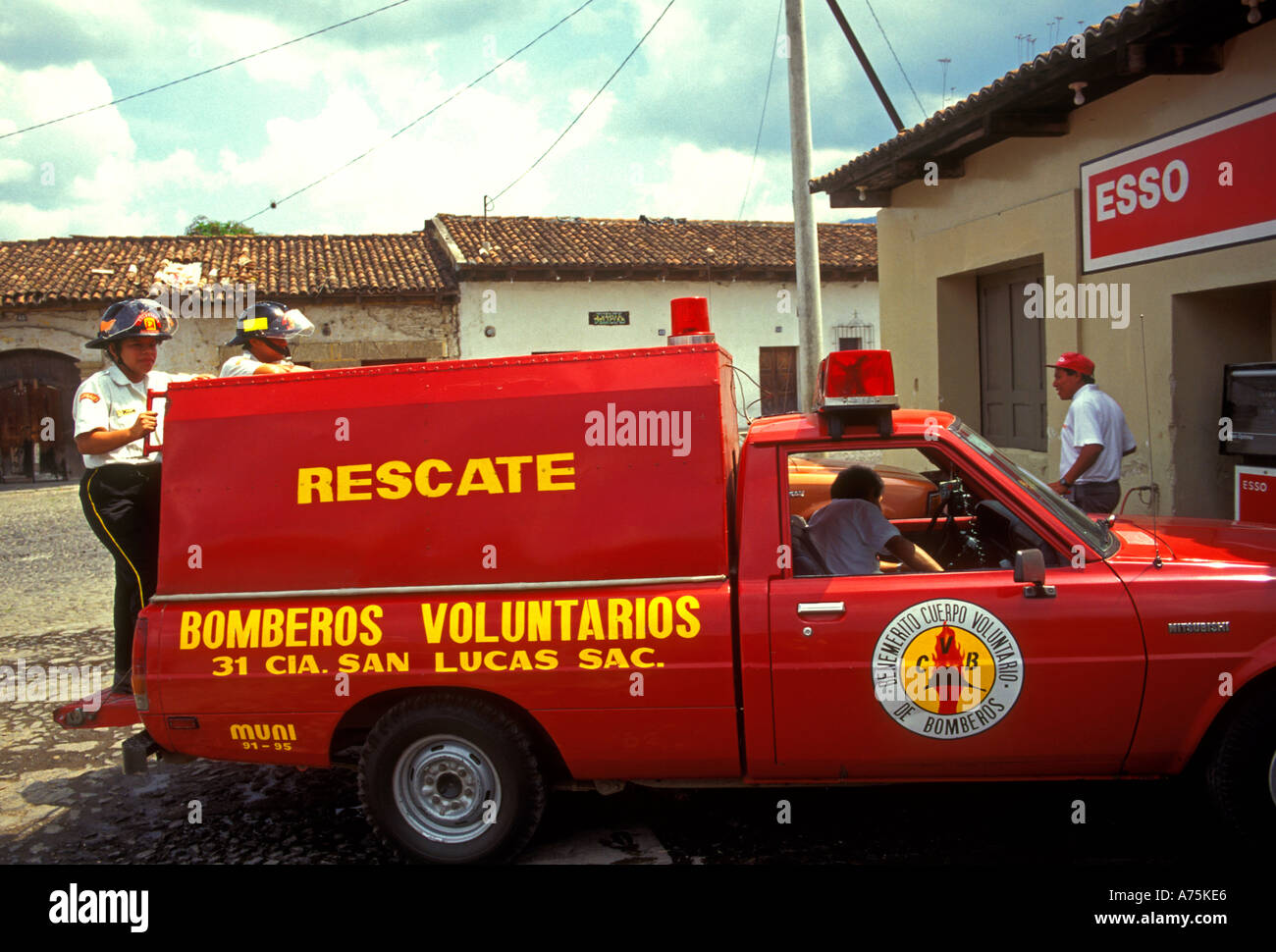 Vigili del fuoco volontari, volontario firewoman, volontario dei vigili del fuoco, esso gas station, Antigua, Sacatepequez Reparto, Guatemala, America Centrale Foto Stock