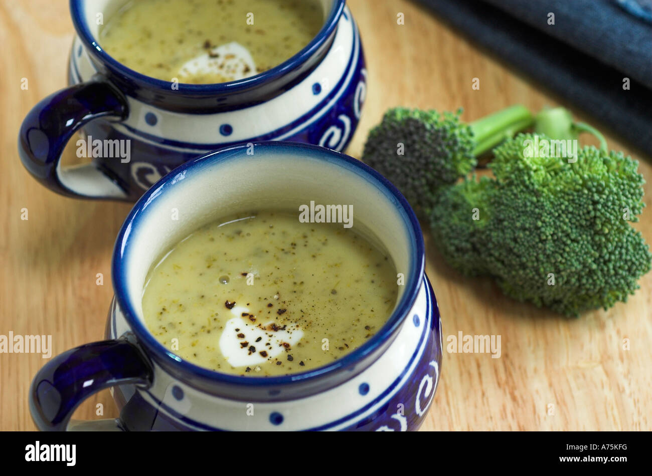 Le singole porzioni di broccoli e cavolfiore Zuppa servita in blu luminoso tazze Foto Stock