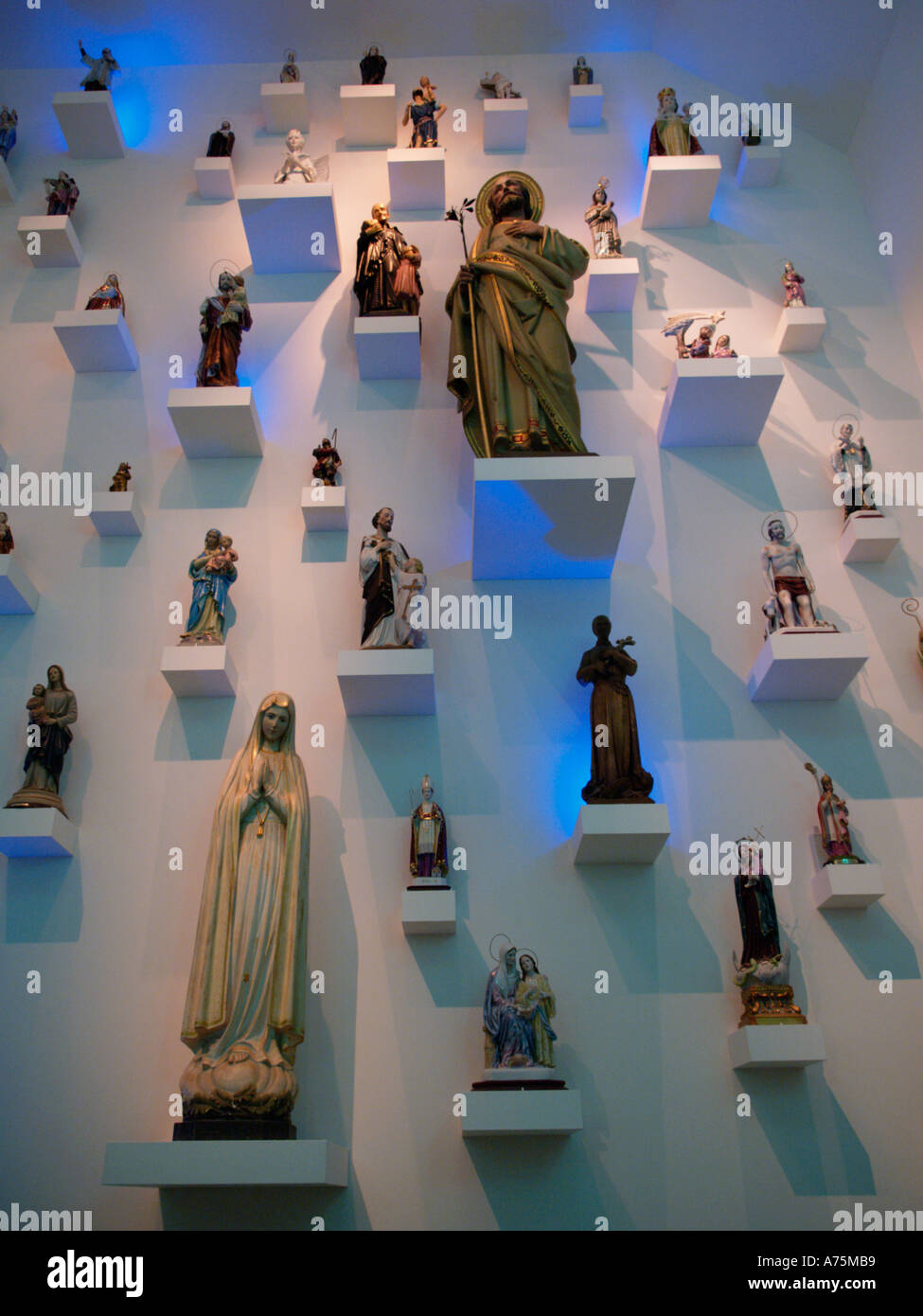 Una mostra circa la raccolta in un museo olandese di Arnhem nei Paesi Bassi con un display di molte statue religiose Foto Stock