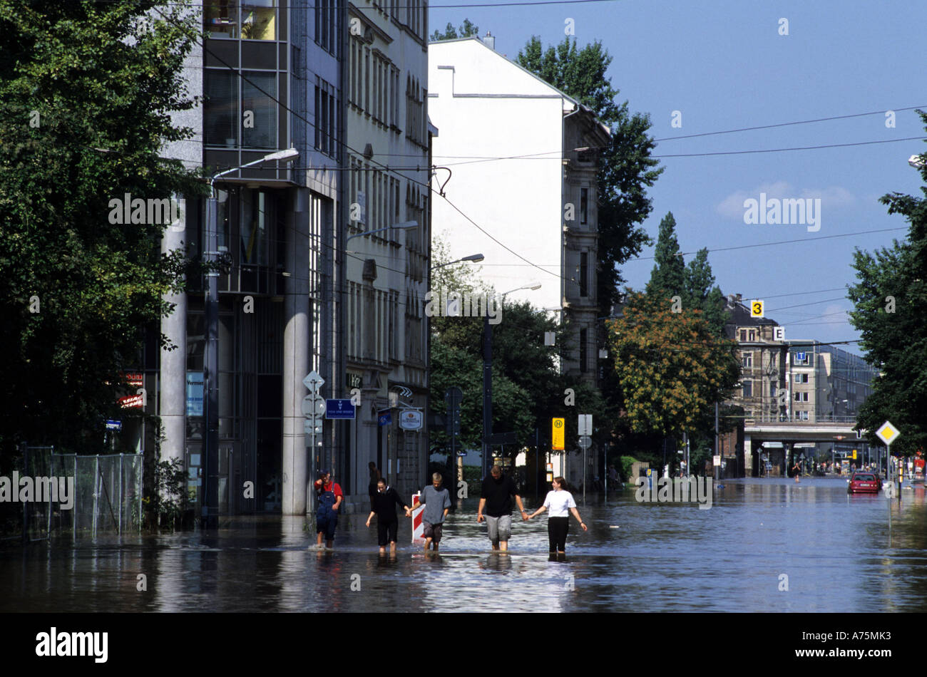 I residenti di Dresda guadare attraverso strade allagate Foto Stock