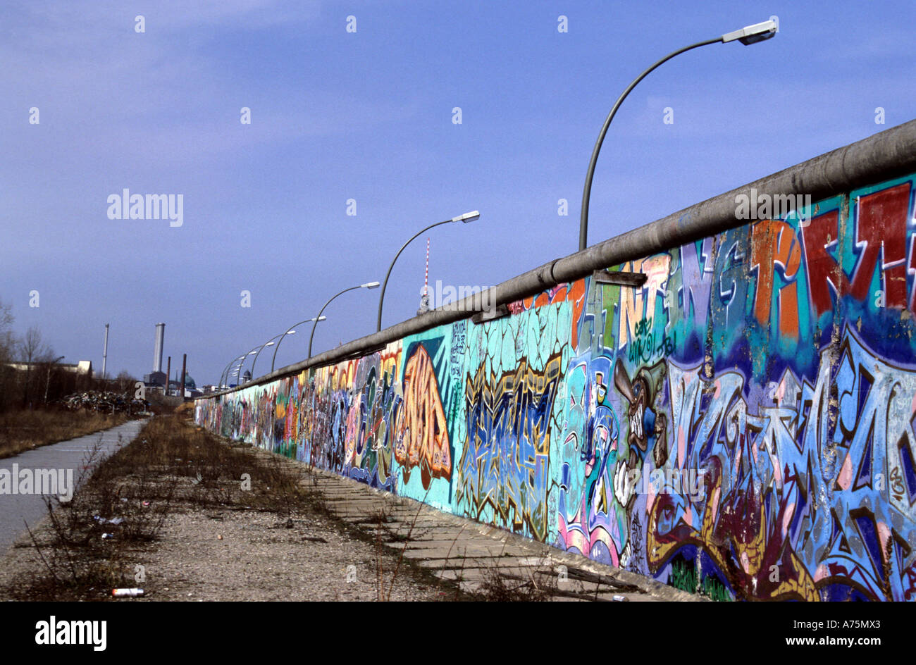 Verniciato colorato tratto del muro di Berlino Foto Stock