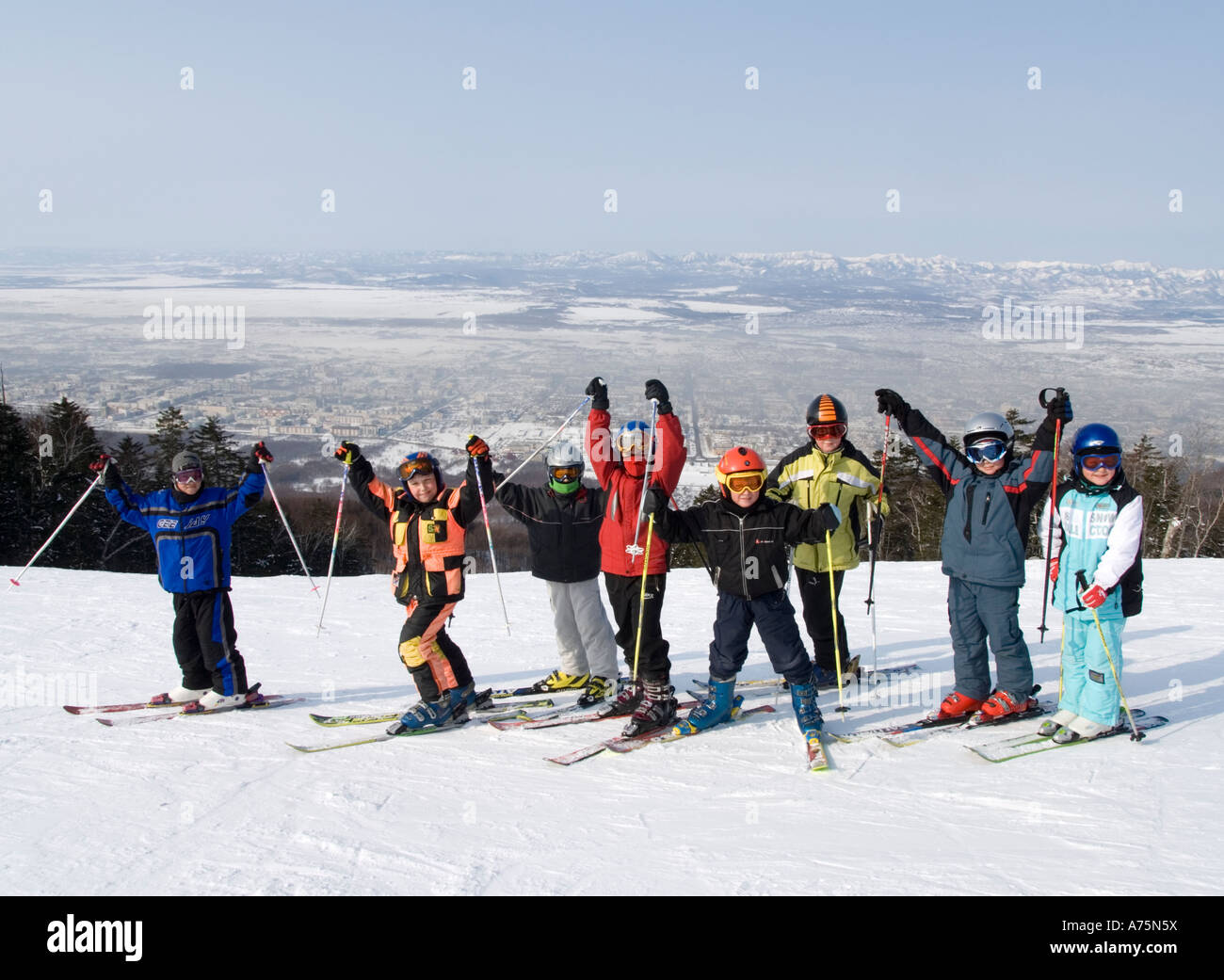 I piccoli sciatori durante la lezione di sci in Yuzhno Sakhalinsk Russia Foto Stock