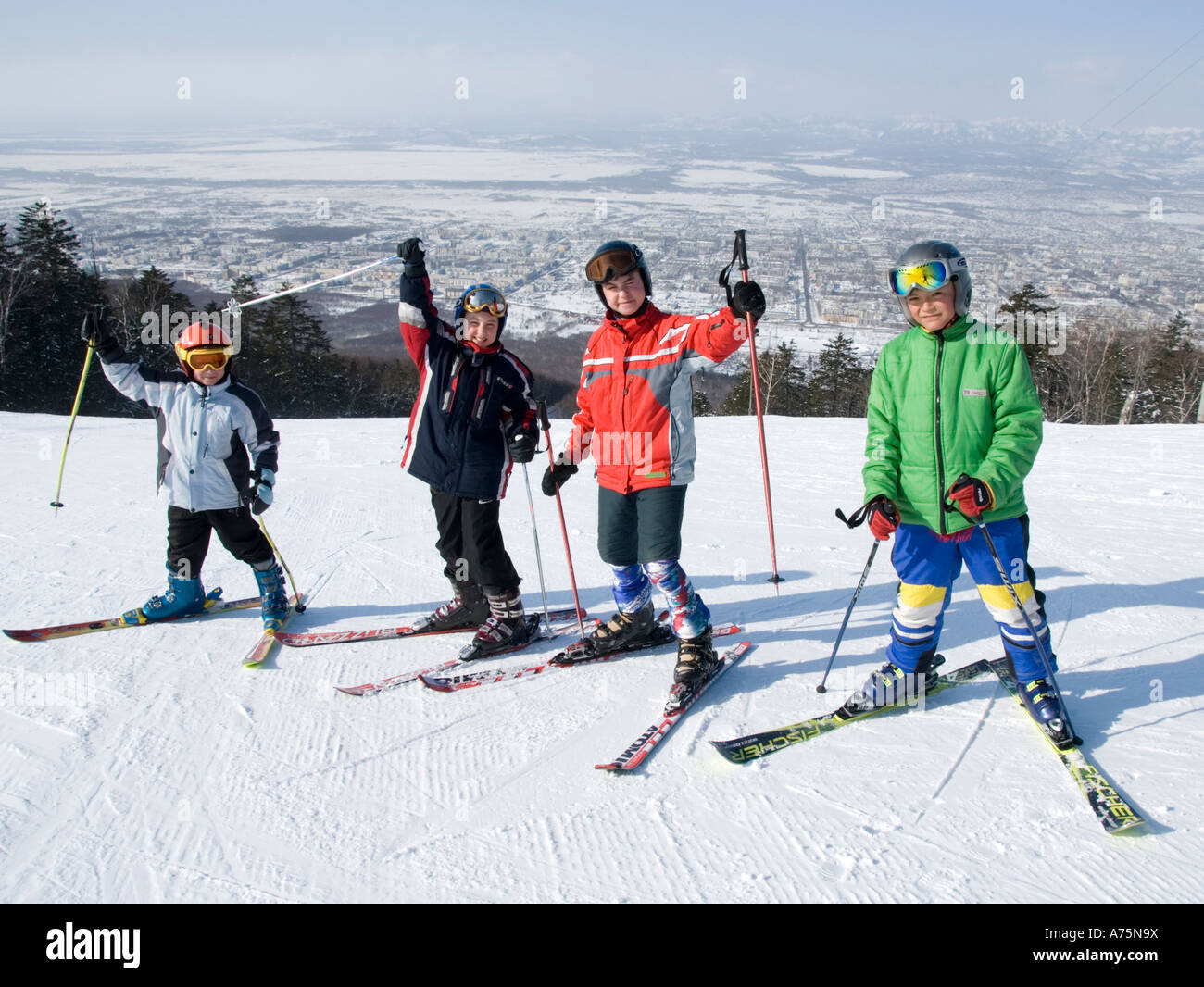 I piccoli sciatori in Yuzhno Sakhalinsk Russia Foto Stock
