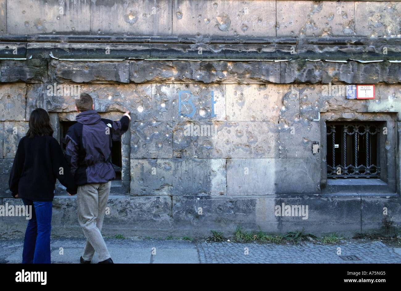 Punto turistico a guerra mondiale due fori di proiettile in facciata di Berlino Foto Stock