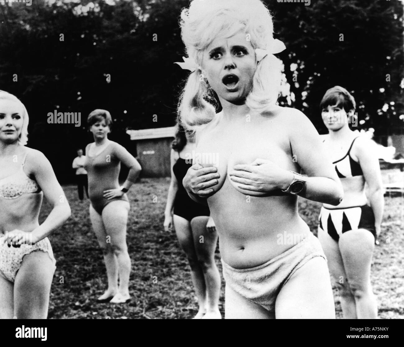 Portare su CAMPING - 1969 Rank film classico con Barbara Windsor Foto Stock