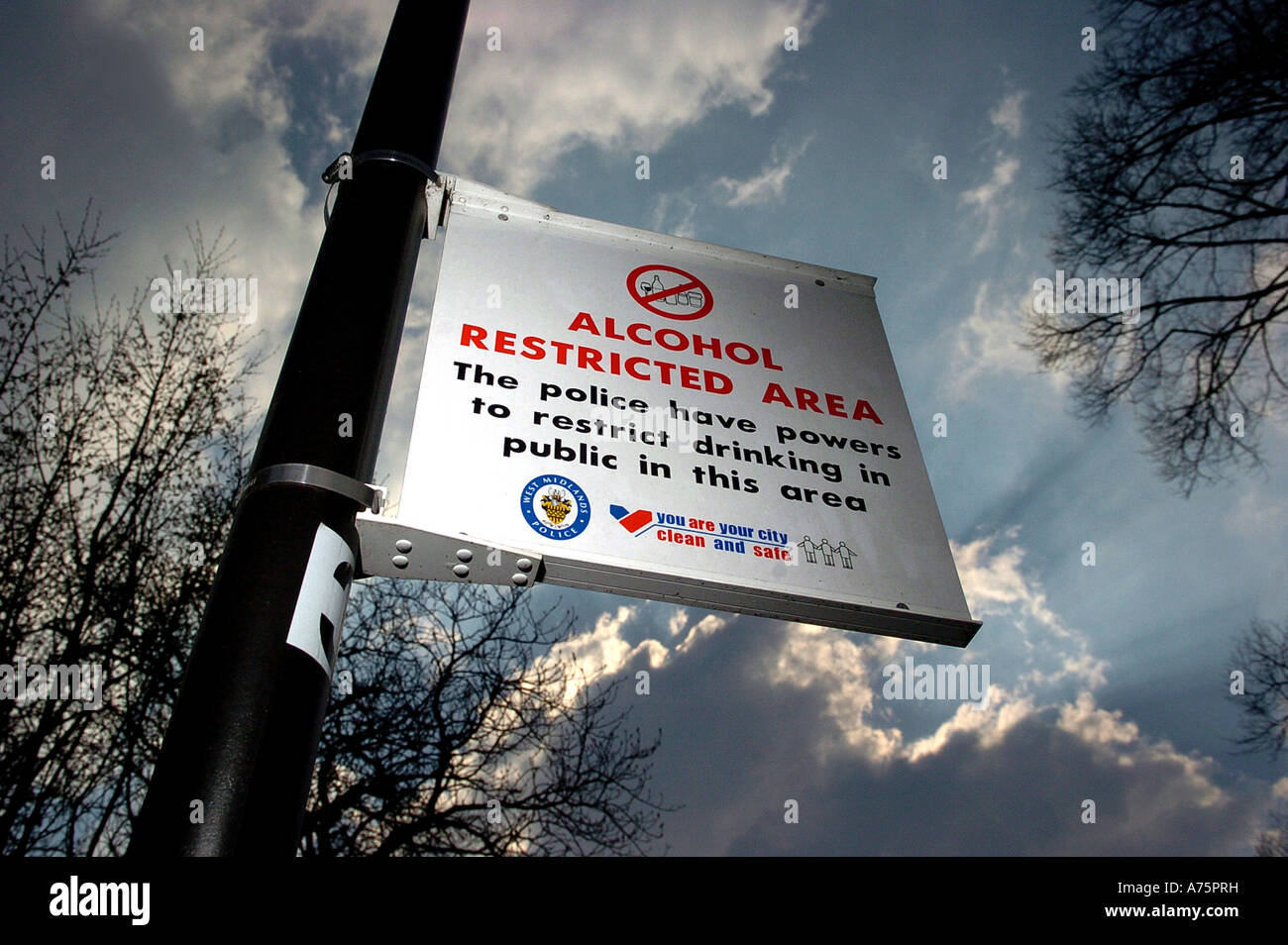 Un alcool SEGNO DI RESTRIZIONE IN BOURNVILLE VILLAGE CENTER,BIRIMINGHAM,Inghilterra.UK Foto Stock