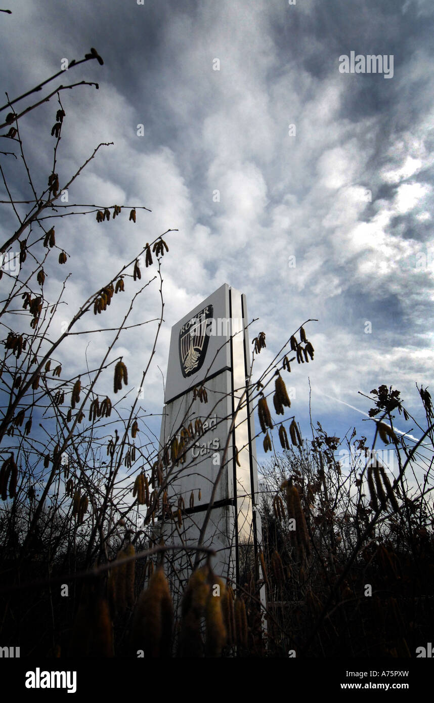 Una chiusa ed incolto MG Rover Group concessionaria auto nel Warwickshire, Inghilterra.UK Foto Stock