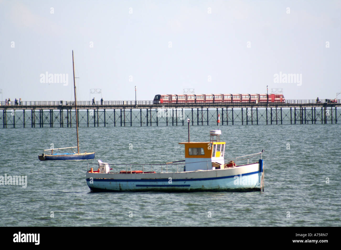 Southend Barca e pier treno sull'estuario del Tamigi in Essex. Foto Stock