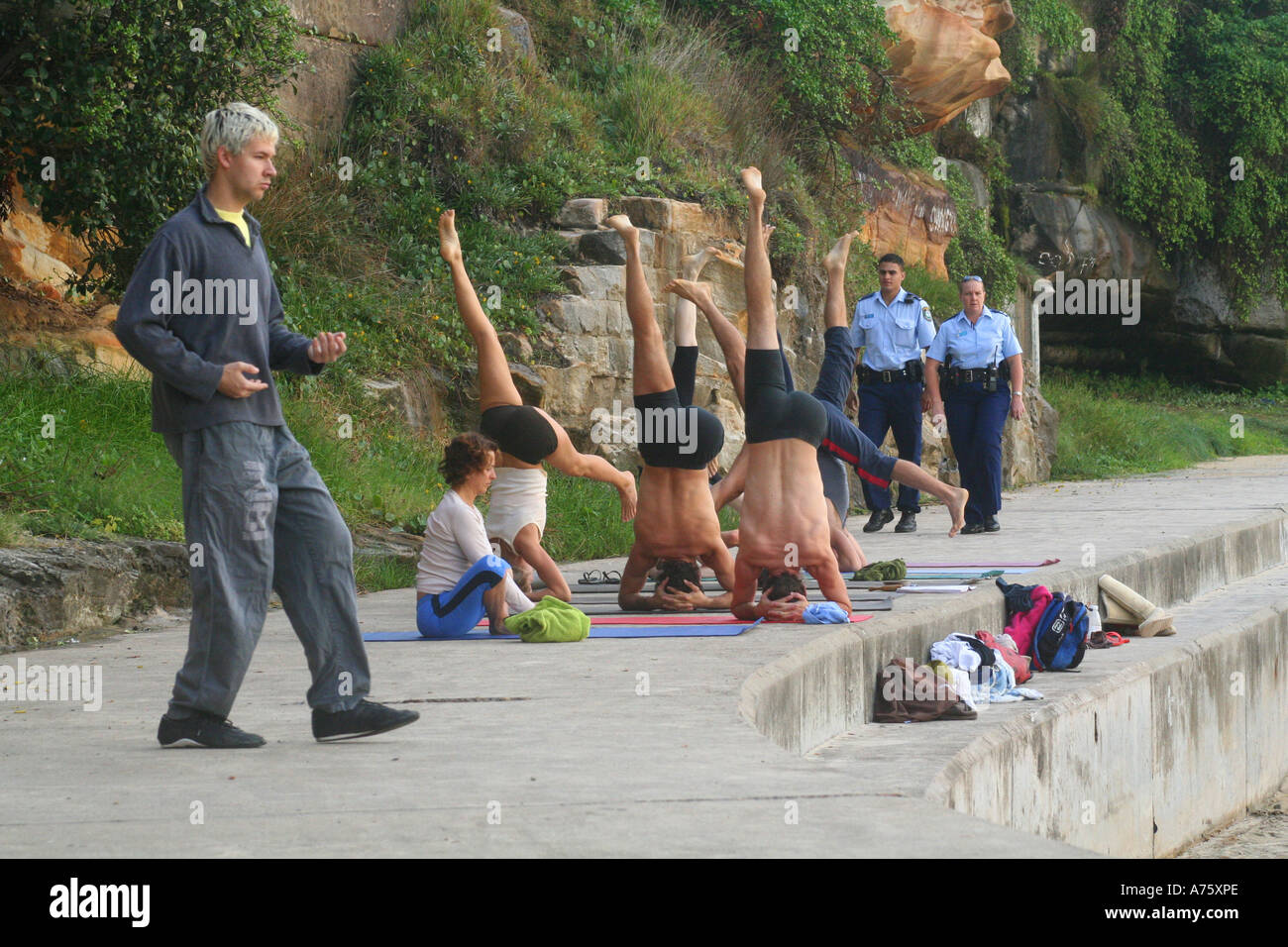 La spiaggia di Bondi Tai Chi Yoga Polizia Foto Stock