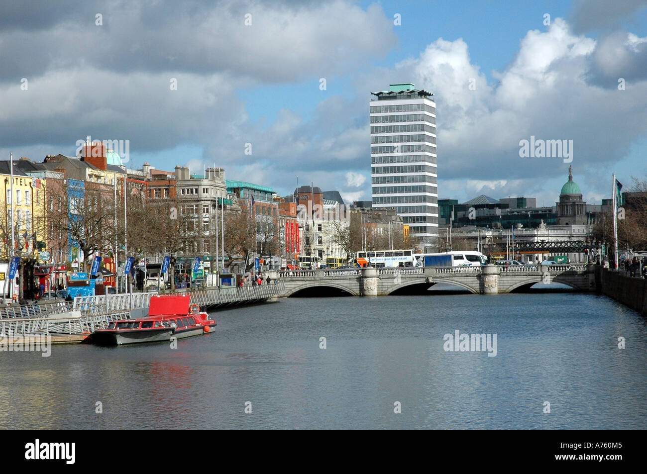 Il Liffey da Dublino o ponte conell Dublino Irlanda Foto Stock