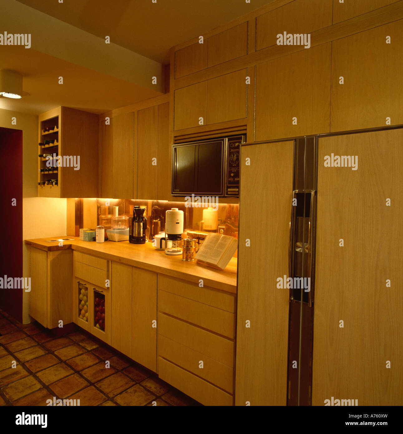 Grande frigorifero in città cucina con illuminazione a scomparsa Foto Stock