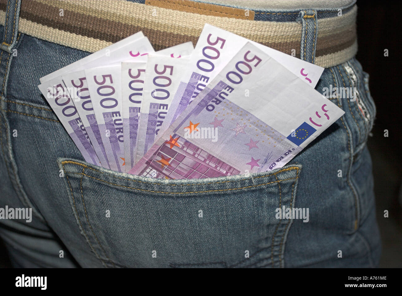Valuta Euro spiccanti da una tasca posteriore. Foto Stock