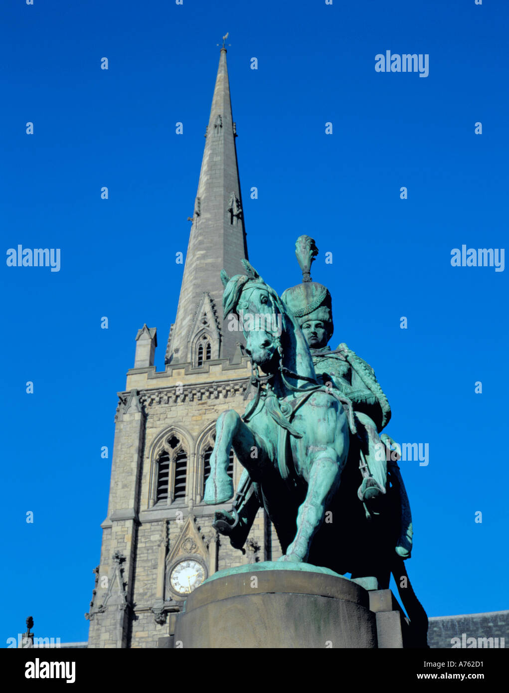 Statua del terzo Marchese di Londonderry con la Chiesa di San Nicola guglia oltre, Market Place, Durham City, Durham, Inghilterra, Regno Unito. Foto Stock