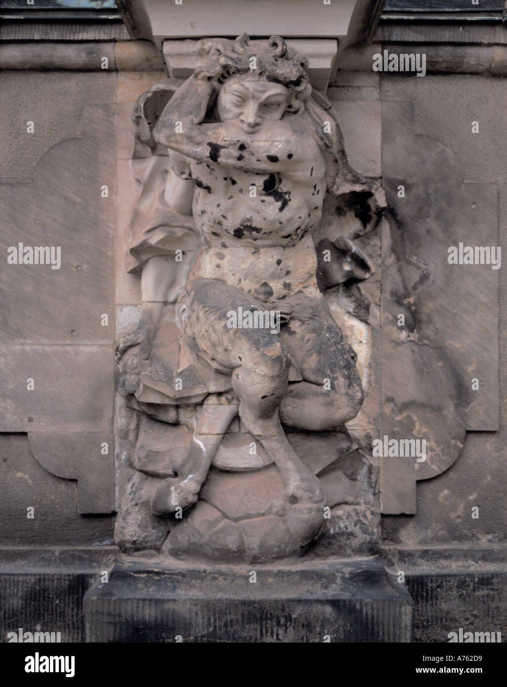Dettaglio della figura danneggiati sul Wallpavillion, Palazzo Zwinger Dresda, Sassonia (Sassonia), Germania. Foto Stock