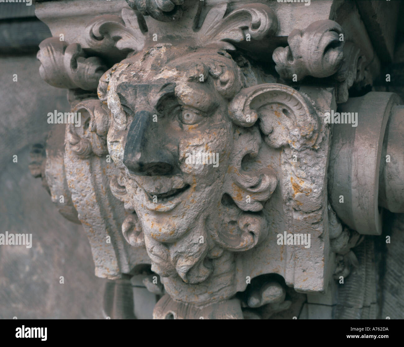 Dettaglio della figura danneggiati sul Wallpavillion, Palazzo Zwinger Dresda, Sassonia (Sassonia), Germania. Foto Stock