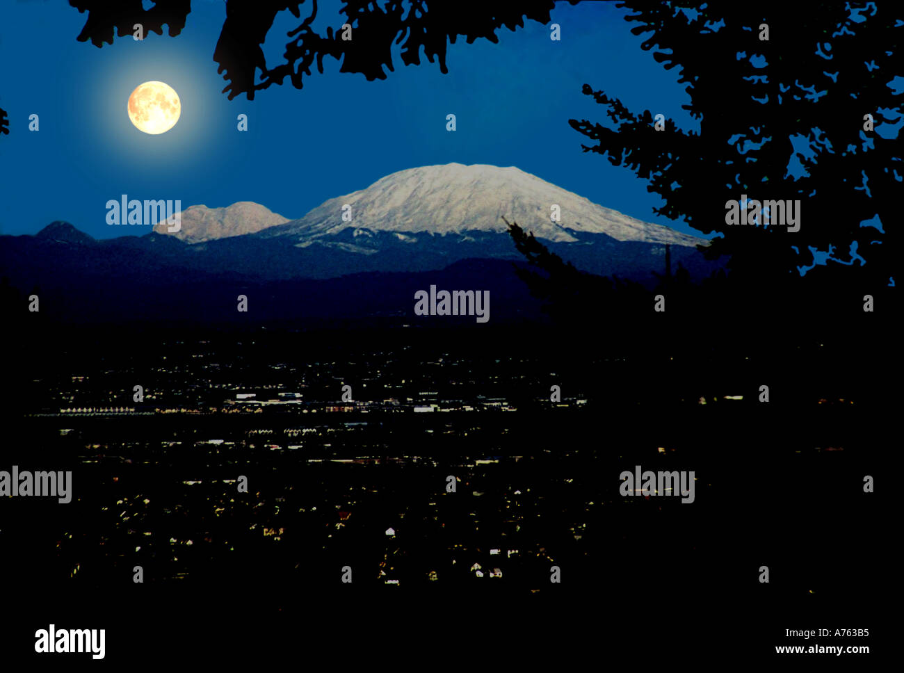 Mt St Helens con la sommità del Monte Rainer in background con la città di Portland in Oregon in primo piano Foto Stock